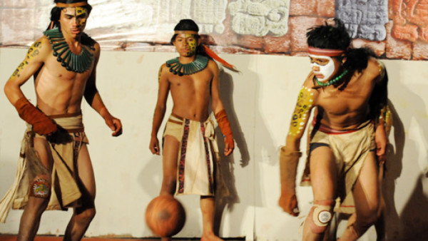 Honduras y Guatemala se enfrentan en un juego de pelota maya