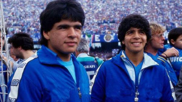 Diego Maradona junto a su hermano menor Hugo durante un partido del Nápoli en la década de los 80.