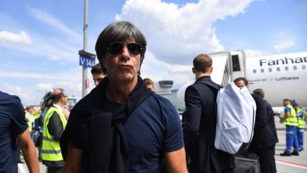 EN FOTOS: La amargura y frustración de la selección de Alemania al llegar a Frankfurt