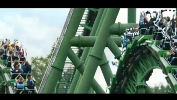 VIDEO: Comercial de la Liga Premier en una montaña rusa