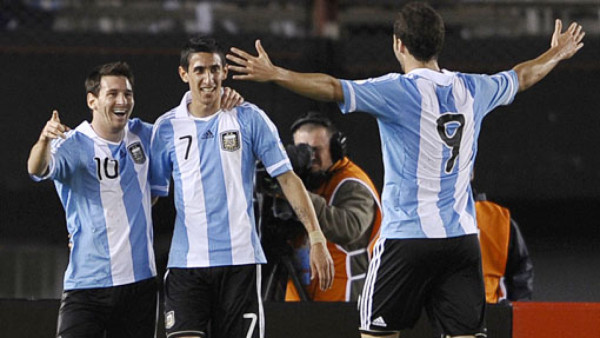 Higuaín y Messi despedazan a Chile