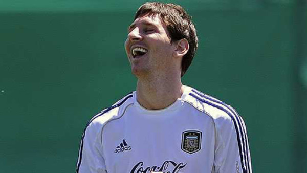 Humoristas argentinos hacen reir a Lionel Messi