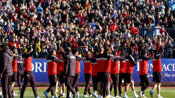 21 mil aficionados del Atlético arropan a sus jugadores antes del derbi