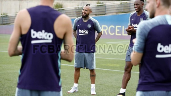 Así recibieron a Arturo Vidal en su primer entrenamiento con el FC Barcelona