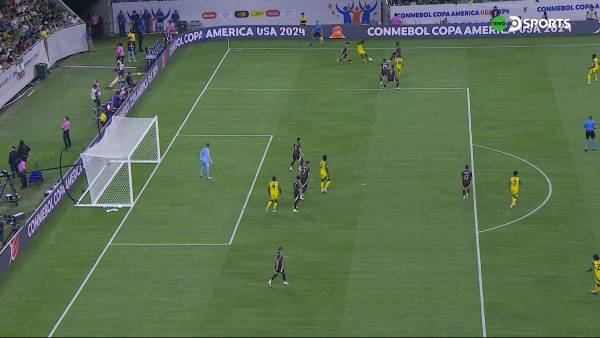 Estaba en fuera de juego el delantero de Jamaica al momento de mandar el centro su compañero.