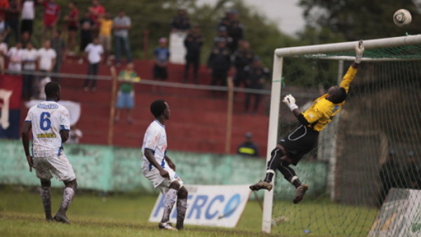 Necaxa-Olimpia salen vivos de Choluteca
