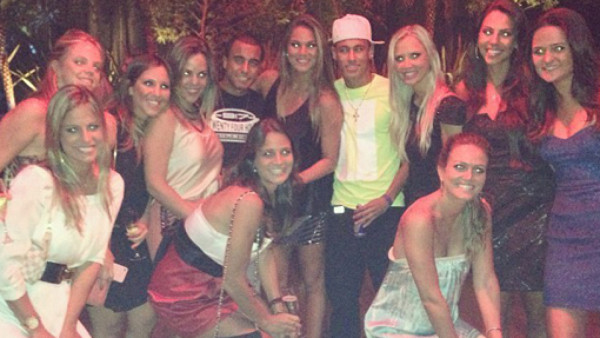 Neymar disfrutó de la compañía de 10 bellas mujeres