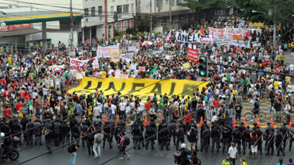 Miles de manifestantes marchan hacia el blindado Maracaná
