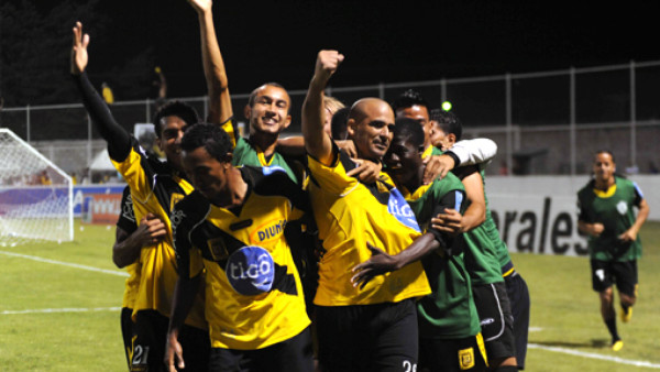 Hispano vence al Necaxa y abandona el sótano