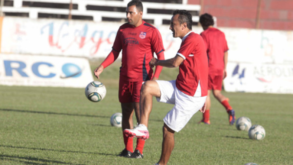 Jorge Pineda calienta el partido contra el Olimpia