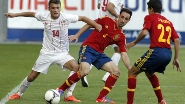 Técnico de Serbia expulsa jugador por no cantar el himno
