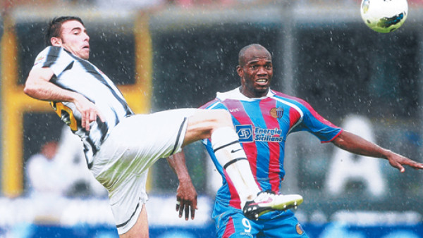 Técnico del Catania cuenta con Suazo ante la Roma