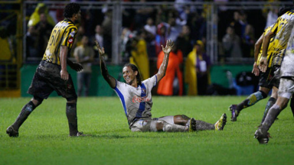 ¿Fue o no penal contra Douglas Caetano?