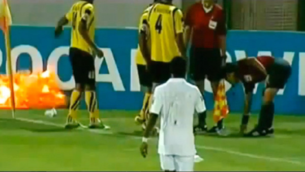 Lanzan granada al campo en partido entre iraníes y sauditas