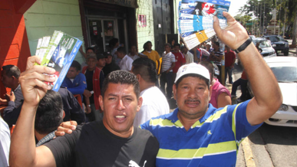 Largas filas por la compra de los boletos