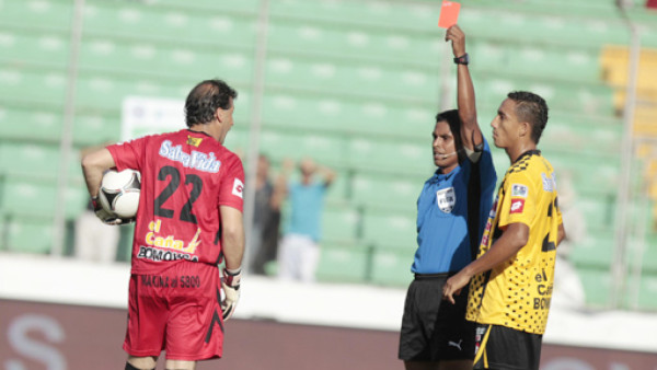 Real España solicita árbitros extranjeros para clásico ante Olimpia