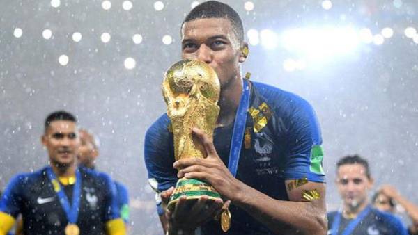 Con 18 años, Kylian Mbappé ganó su primera Copa del Mundo.