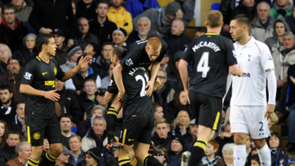 Wigan sumó un triunfo importante ante Tottenham, Figueroa fue titular