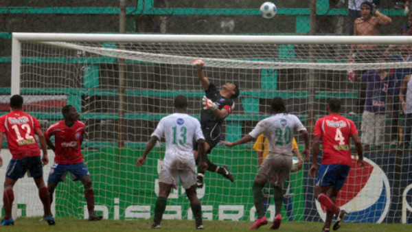 El árbitro le quita el triunfo al Olimpia
