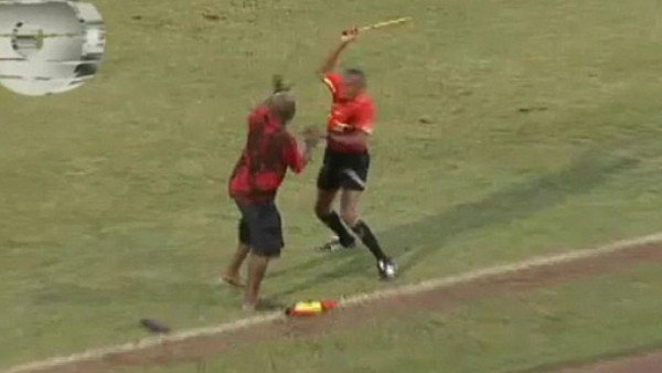 VIDEO: Juez de línea ataca con su banderín a un aficionado