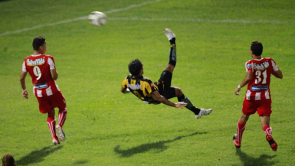 Vida 'roba' los tres puntos al Real España