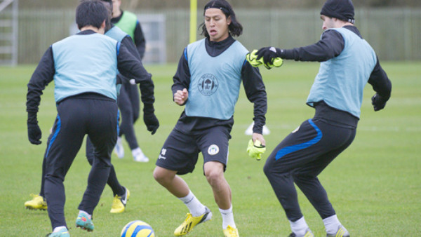Roger Espinoza se queda sin debutar en Wigan
