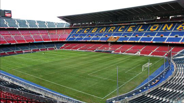 El Barça inicia el cambio del césped del Camp Nou