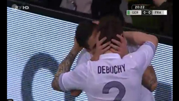 Polémico 'beso' de jugadores de Francia
