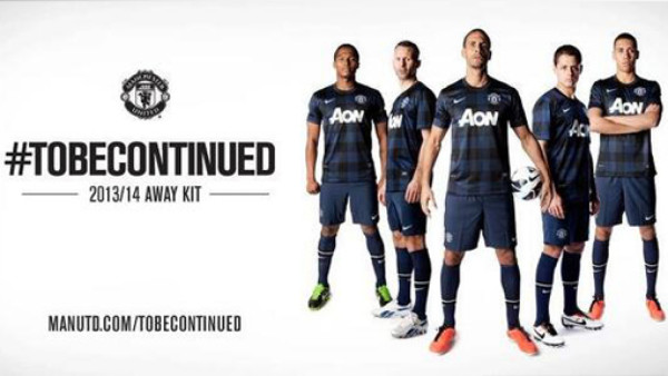 'Chicharito” posa con la nueva camiseta de visita del Manchester United