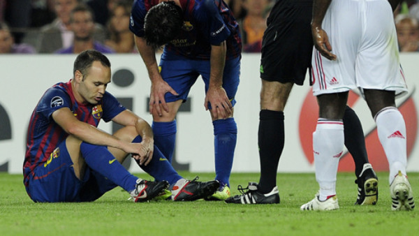 Iniesta estará fuera un mes por lesión en Barcelona