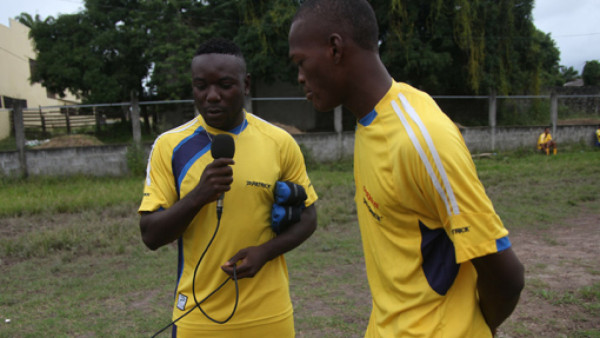 Wilmer Crisanto pone el ambiente en los entrenamientos del Victoria