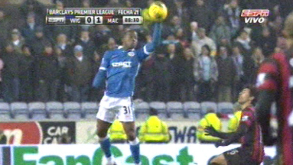 Árbitro le perdona roja a Maynor Figueroa