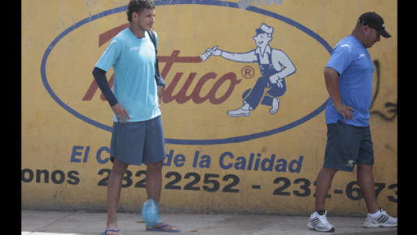 Se lesiona Oseguera y Alfredo utilizará muletas por dos meses