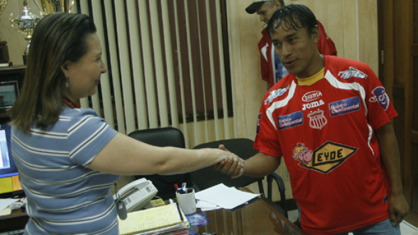 Javier Portillo llega al Vida por seis meses