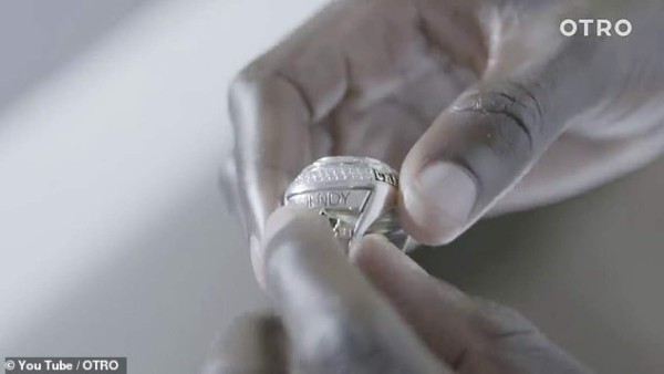 Con cancha de fútbol en el interior: La increíble mansión de Mendy, el crack del Manchester City