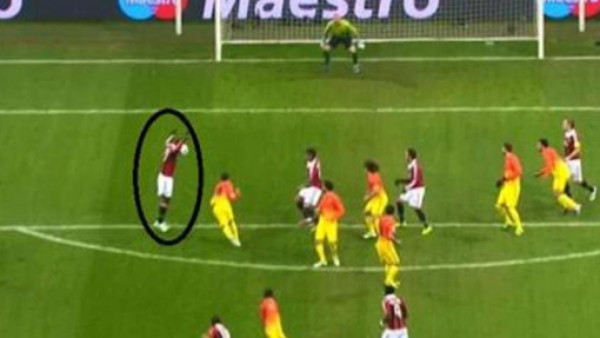 VIDEO: Hubo mano previo al gol de Boateng ante Barcelona