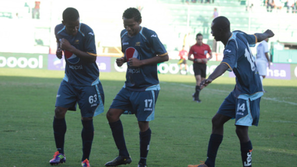 Motagua golea y se resiste a morir