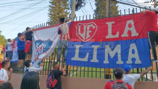 Hinchas merengues inundan los alrededores del Nacional con los colores del Olimpia previo al duelo ante Motagua