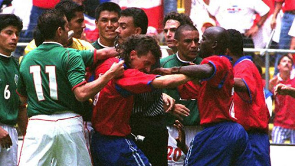 VIDEO: El día que México terminó de rodillas en el Azteca