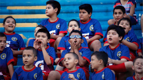 Niños motivan con cánticos a la Selección