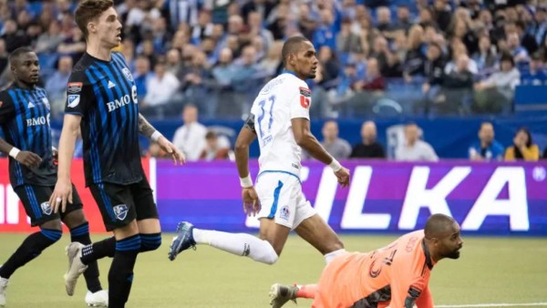 Patón Mejía no se resiste y da tremendo abrazo a Titi Henry: Las imágenes del Impact-Olimpia