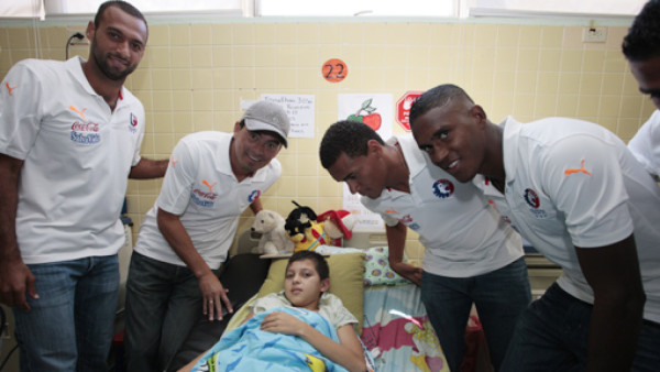 Olimpia lleva alegría a niños con cáncer