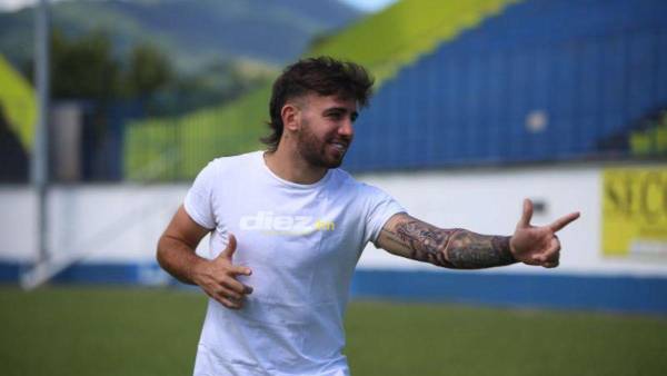 El Pistolero posó a las cámaras de DIEZ como celebra sus goles.