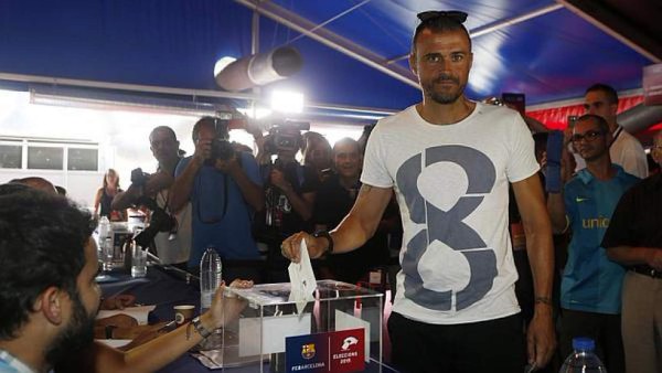 Jugadores y socios participan en elección presidencial del Barcelona