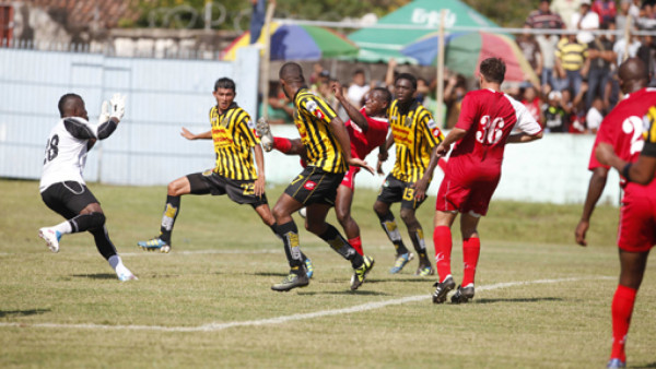 El Real España agranda su invicto