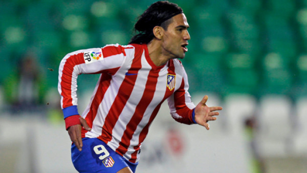 Falcao guía remontada y expulsan al tico Campbell