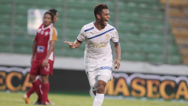 Olimpia goleó y continúa de líder