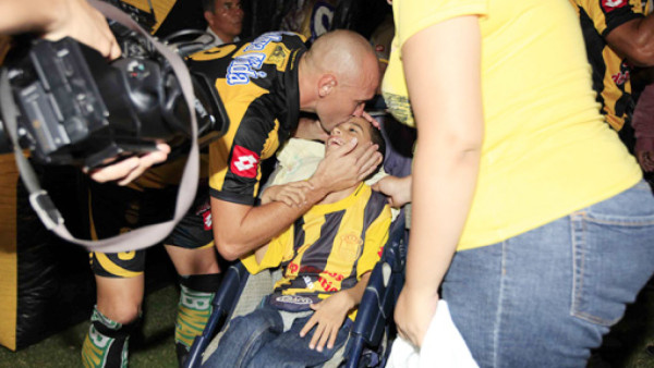 El pequeño Bryan Rosales conoció a sus ídolos