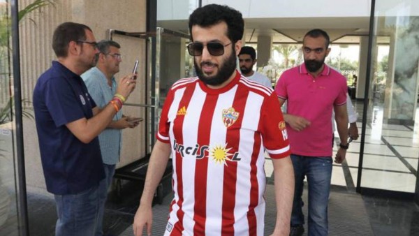 Al-Sheikh, el jeque árabe que quiere fichar a Messi y que sortea autos de lujo en los partidos en España