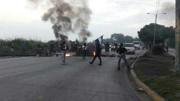 EN FOTOS: Carros quemados y carreteras tomas en casi toda Honduras
